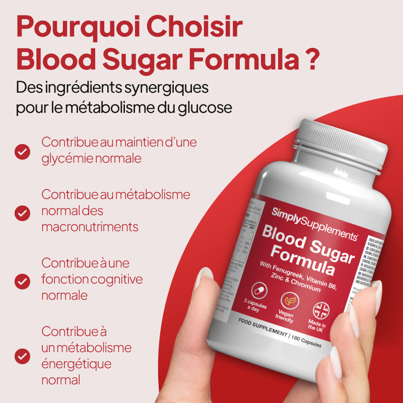 Une main tient un flacon de « SimplySupplements Blood Sugar Formula » devant un fond promotionnel rouge et beige, sur lequel figurent un texte en français et une liste à puces.