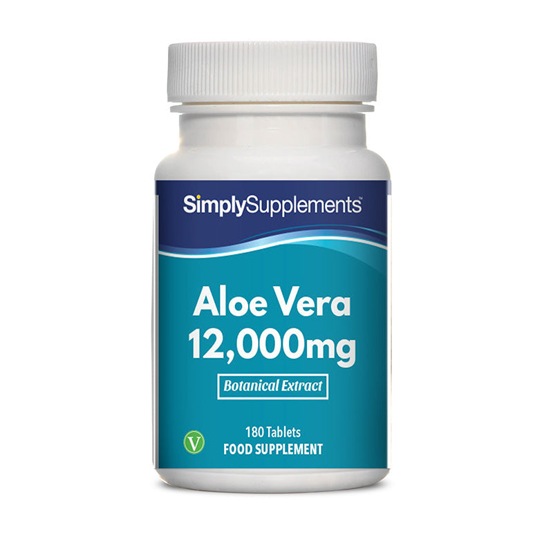 Flacon de compléments alimentaires portant l'étiquette « Aloe Vera 12,000mg Simply Supplements », de couleur bleu sur fond blanc.
