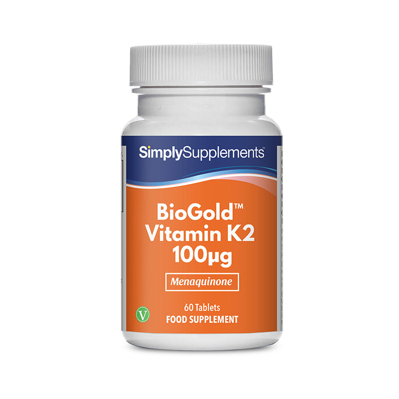 Flacon de compléments alimentaires portant l'étiquette « BioGold Vitamine K2 100µg Simply Supplements », de couleur orange sur fond blanc.
