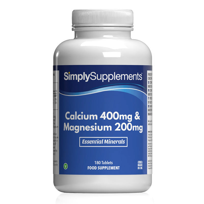 Flacon de compléments alimentaires portant l'étiquette « Calcium 400mg et Magnésium 200mg Simply Supplements », de couleur bleu sur fond blanc.
