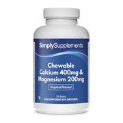 Flacon de compléments alimentaires portant l'étiquette « Calcium et Magnésium à Croquer (Saveur Tropicale) Simply Supplements », de couleur bleu sur fond blanc.
