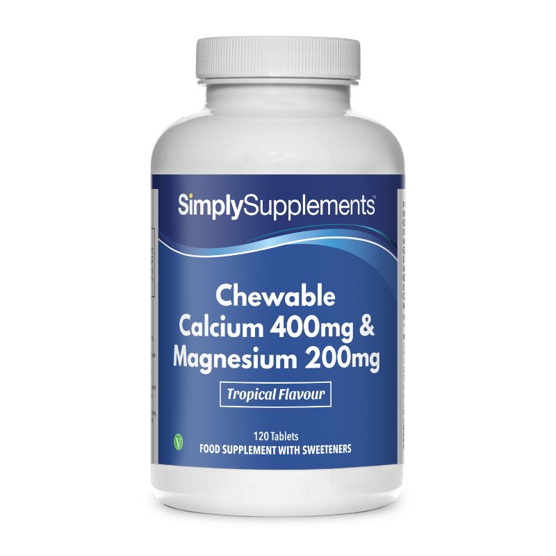 Flacon de compléments alimentaires portant l'étiquette « Calcium et Magnésium à Croquer (Saveur Tropicale) Simply Supplements », de couleur bleu sur fond blanc.
