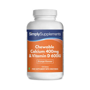 Flacon de compléments alimentaires portant l'étiquette «Calcium & Vitamine D3 à Croquer Simply Supplements », de couleur orange sur fond blanc.
