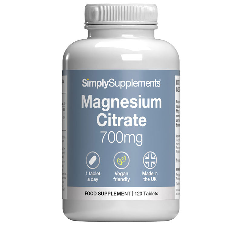 Flacon de compléments alimentaires portant l'étiquette « Citrate de Magnésium 700mg Simply Supplements », de couleur gris sur fond blanc.
