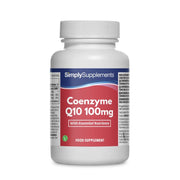 Flacon de compléments alimentaires portant l'étiquette «Coenzyme Q10 100mg Simply Supplements », de couleur rouge sur fond blanc.
