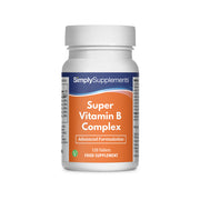 Flacon de compléments alimentaires portant l'étiquette «Complexe Super Vitamine B Simply Supplements », de couleur orange sur fond blanc.
