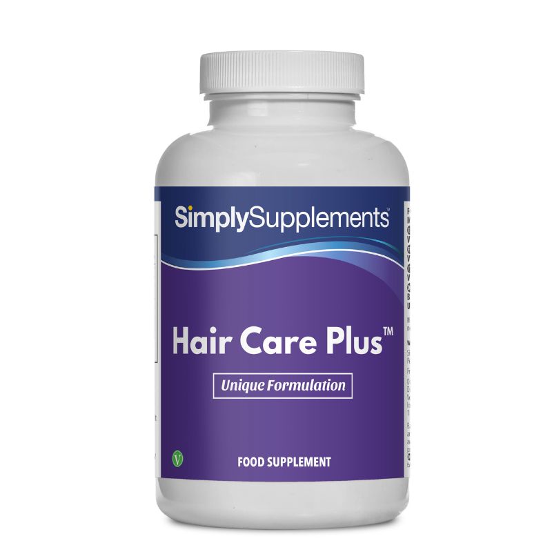 Flacon de compléments alimentaires portant l'étiquette « Hair Care Plus Simply Supplements », de couleur violette sur fond blanc.
