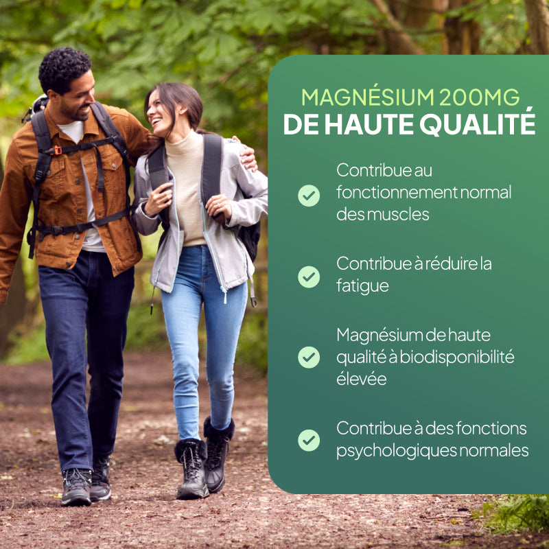 Un homme et une femme marchant bras dessus bras dessous sur un sentier forestier, avec, à droite, un grand panneau vert en français vantant les bienfaits d'un complément alimentaire de haute qualité à base de magnésium 200 mg.