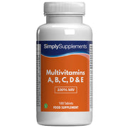 Flacon de compléments alimentaires portant l'étiquette « Multivitamines Simply Supplements », de couleur orange sur fond blanc.
