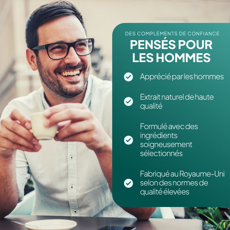 Un homme souriant, portant des lunettes et une chemise claire, tient une tasse, tandis qu'à droite, un grand panneau publicitaire français de couleur bleu sarcelle porte l'inscription « PENSÉS POUR LES HOMMES », accompagnée de puces mettant en avant un extrait naturel de haute qualité et une fabrication au Royaume-Uni.