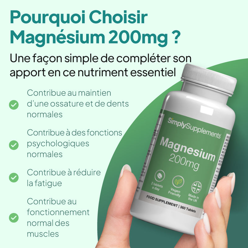 Une main tenant un flacon blanc du complément alimentaire « SimplySupplements Magnesium 200 mg », sur fond vert clair, avec un texte promotionnel en français et des coches.