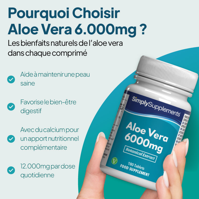 Une main tenant un flacon blanc du complément alimentaire « SimplySupplements Aloe Vera 6000 mg », avec un texte publicitaire en allemand sur un fond turquoise et blanc.