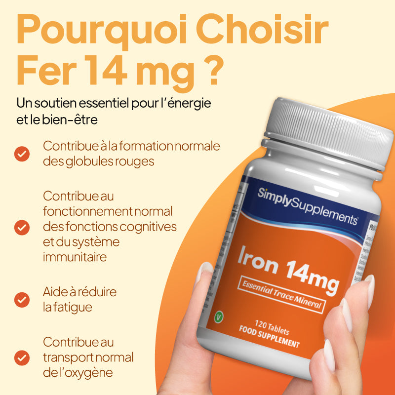 Une main tenant un flacon du complément alimentaire « SimplySupplements Iron 14 mg », sur fond beige chaud, accompagnée d'un texte promotionnel en français mettant en avant ses bienfaits pour l'énergie et le système immunitaire.