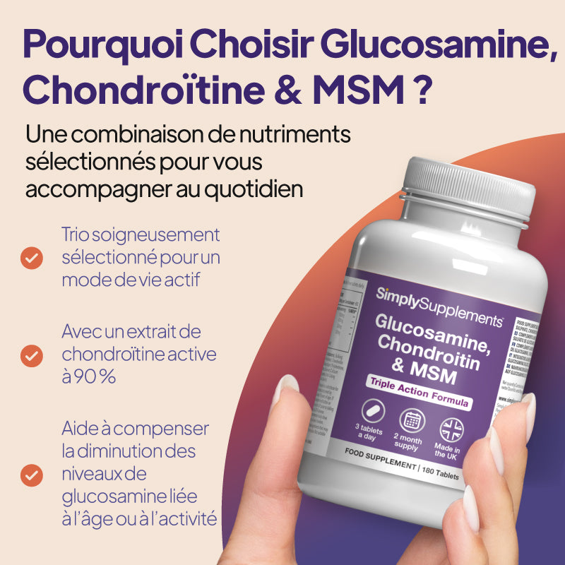 Une main tient un flacon blanc de « SimplySupplements Glucosamine, Chondroïtine & MSM – Formule triple action » devant un fond promotionnel beige et violet comportant un texte en français.