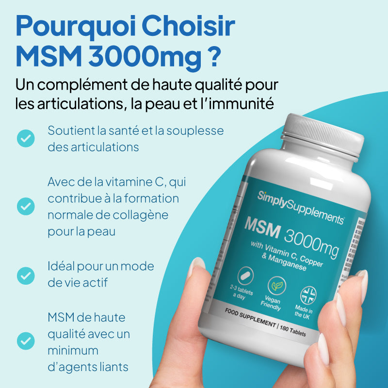 Une main tient un flacon blanc du complément alimentaire « SimplySupplements MSM 3000 mg » sur un fond graphique bleu clair et turquoise, avec un texte marketing en français et des coches.