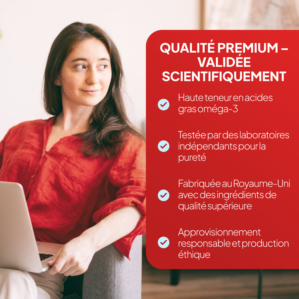 Une femme vêtue d'un chemisier rouge est assise devant un ordinateur portable, à côté d'un grand panneau rouge sur lequel figure un texte marketing en français évoquant la qualité haut de gamme et la validation scientifique.  Acides gras oméga-3 à haute concentration, fabriqués au Royaume-Uni.
