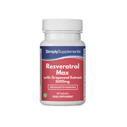 Flacon de compléments alimentaires portant l'étiquette « Resvératrol MAX 5000mg avec Extrait de Peau de Raisin Simply Supplements », de couleur rouge sur fond blanc.
