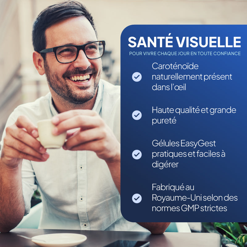 Un homme souriant, portant des lunettes et une chemise claire, est assis à l'intérieur et tient une tasse à la main. À droite, un grand panneau bleu porte l'inscription « SANTÉ VISUELLE » et présente, sous forme de liste à puces en français, des informations sur la santé oculaire et les bienfaits du produit.