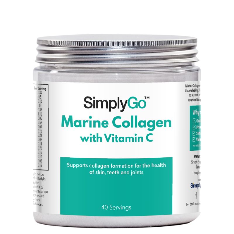 Flacon de compléments alimentaires portant l'étiquette « SimplyGo™ Collagène Marin avec Vitamine C Simply Supplements », de couleur vert et blanc sur fond blanc.
