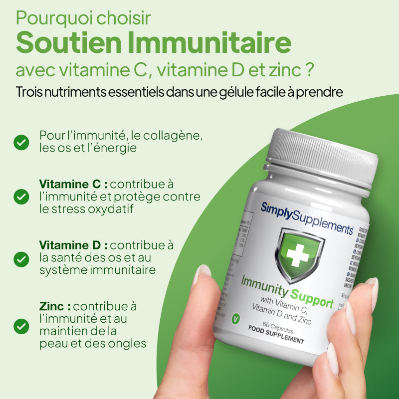 Une main tenant un flacon du complément alimentaire « SimplySupplements Immunity Support », sur fond d'illustration promotionnelle verte et blanche accompagnée d'un texte en français mettant en avant les bienfaits de la vitamine C, de la vitamine D et du zinc.