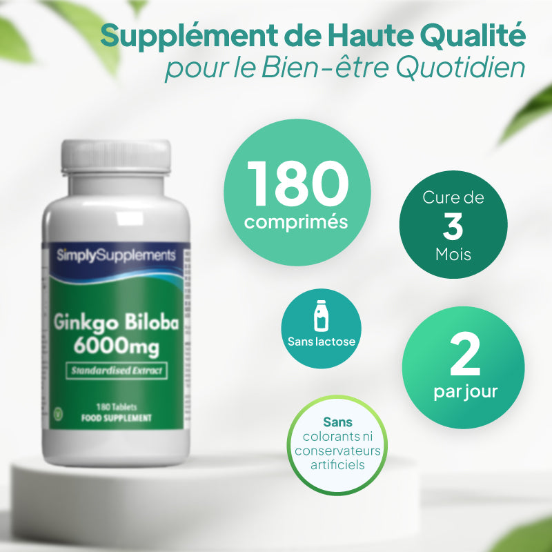 Un flacon du complément alimentaire « Ginkgo Biloba 6000 mg » de SimplySupplements, présenté sur un socle blanc, avec un texte promotionnel en français et des étiquettes circulaires mettant en avant les 180 comprimés, la cure de 3 mois, l'absence de lactose et l'absence de conservateurs artificiels.