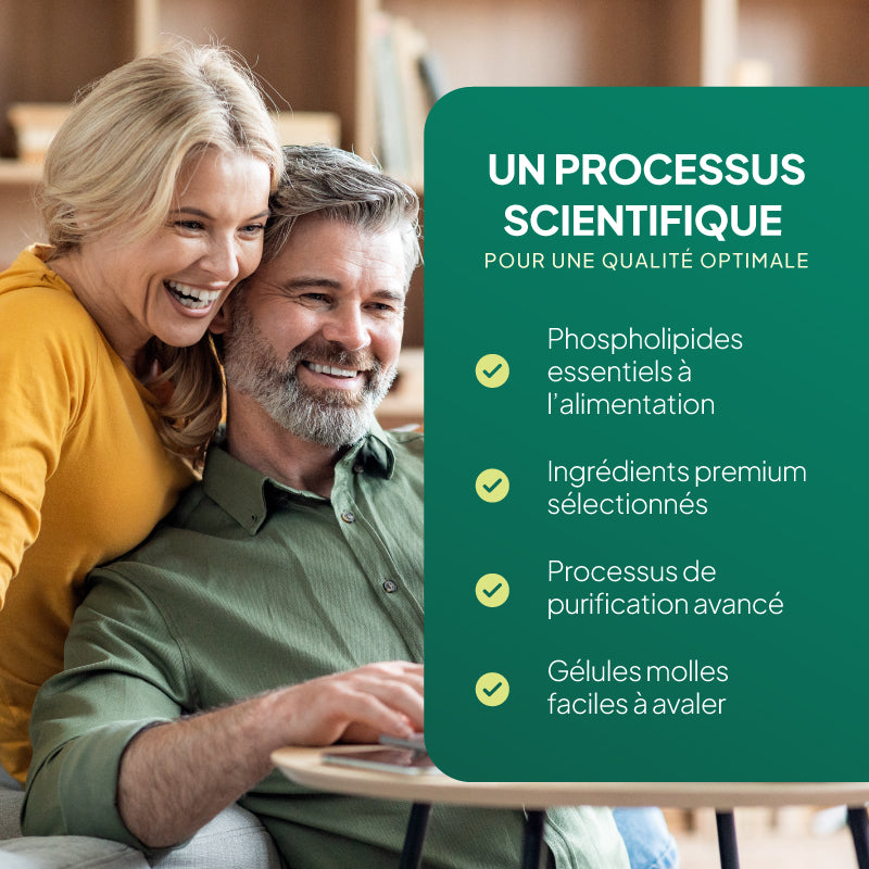 Un couple souriant, assis à l'intérieur, à côté d'un grand panneau vert foncé comportant un texte marketing en français sur le processus scientifique et la qualité optimisée. Comme on y voit des personnes et un environnement réel, il s'agit d'une image de style de vie plutôt que d'une image de produit ou d'emballage, même si la partie droite fait office de superposition informative.