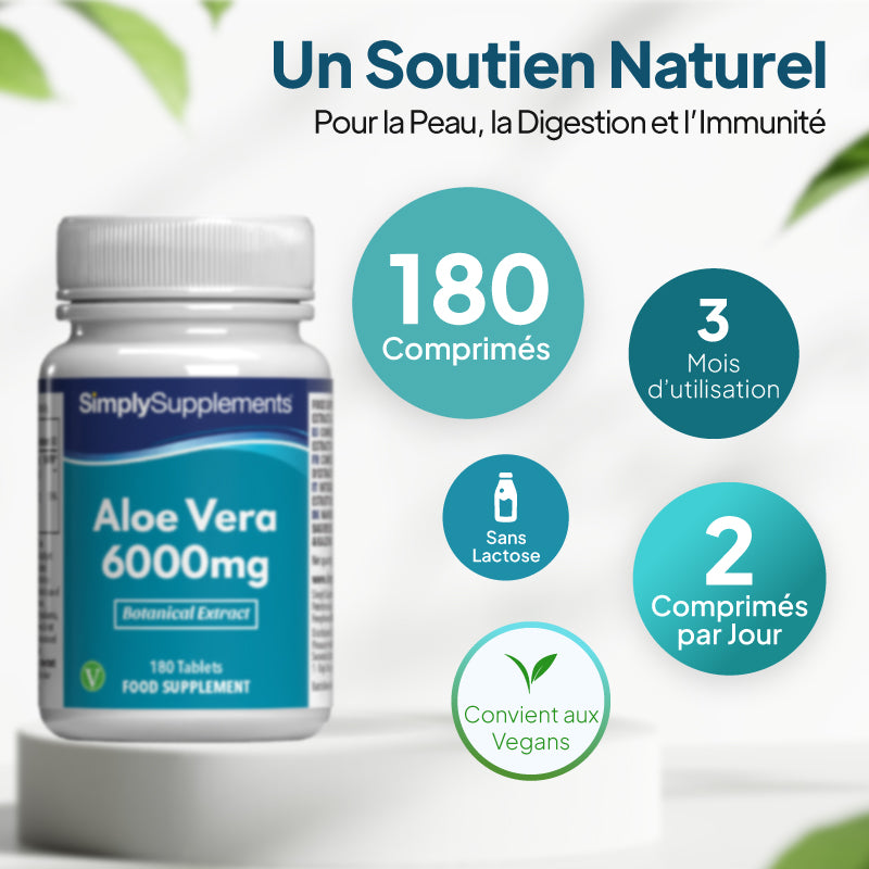 Le flacon du complément alimentaire « SimplySupplements Aloe Vera 6000 mg » posé sur un socle blanc, avec un texte publicitaire en allemand et des cercles mis en évidence indiquant qu'il contient 180 comprimés, soit une réserve pour 3 mois, une posologie de 2 comprimés par jour, qu'il est sans lactose et adapté aux végétaliens.