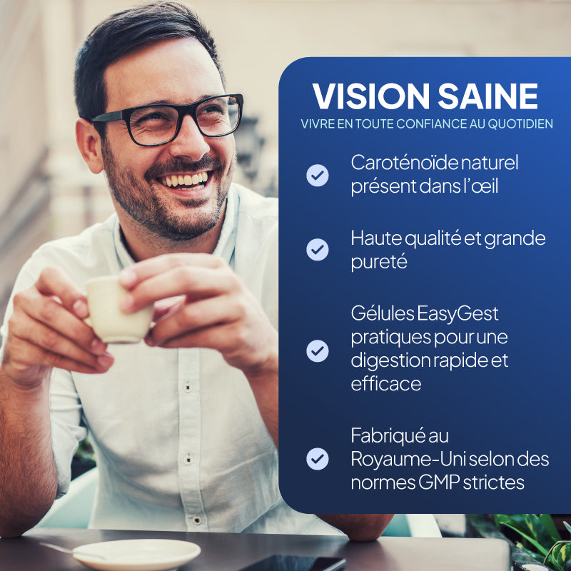 Un homme souriant, portant des lunettes, tient une petite tasse à une table ; à droite, on aperçoit un grand panneau promotionnel bleu rédigé en français, qui évoque les bienfaits pour la vue et la digestion. Il ne s'agit pas d'une photo de produit épurée : la personne et l'environnement réels sont présents. Le type de sujet est donc « Mode de vie » plutôt que « Produit/Emballage » ou « Schéma d'instructions ».